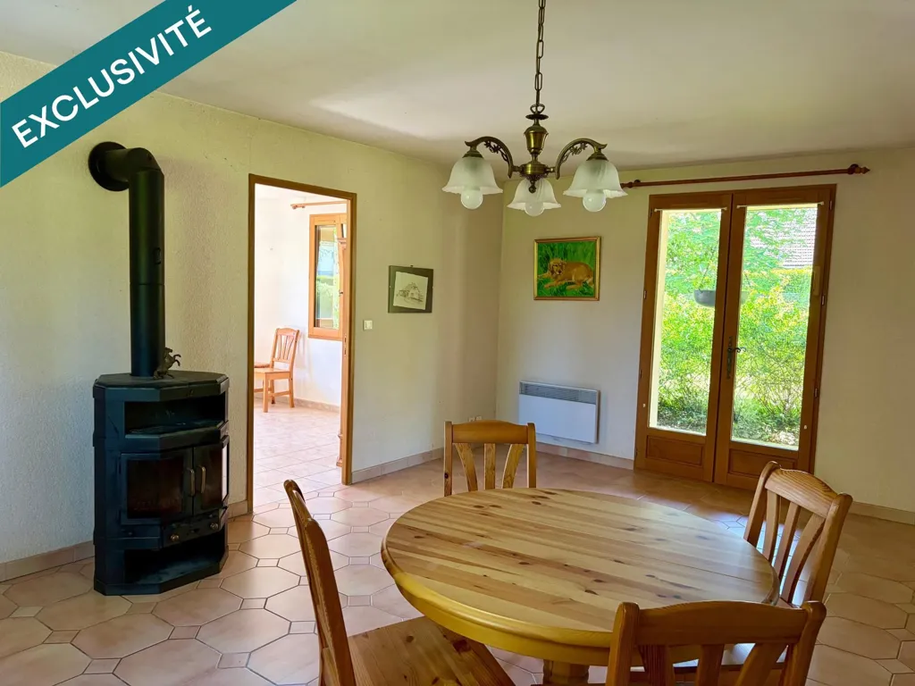 Salle à manger - Maison avec Garage Double et Jardin à Chapelle-Voland