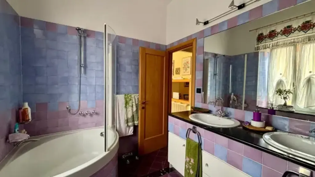 Bathrooms - Apartment with Balcony in Sestri Ponente