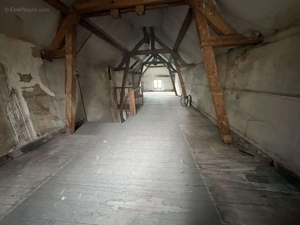Rooms - Historic Commercial Building in Troyes Centre