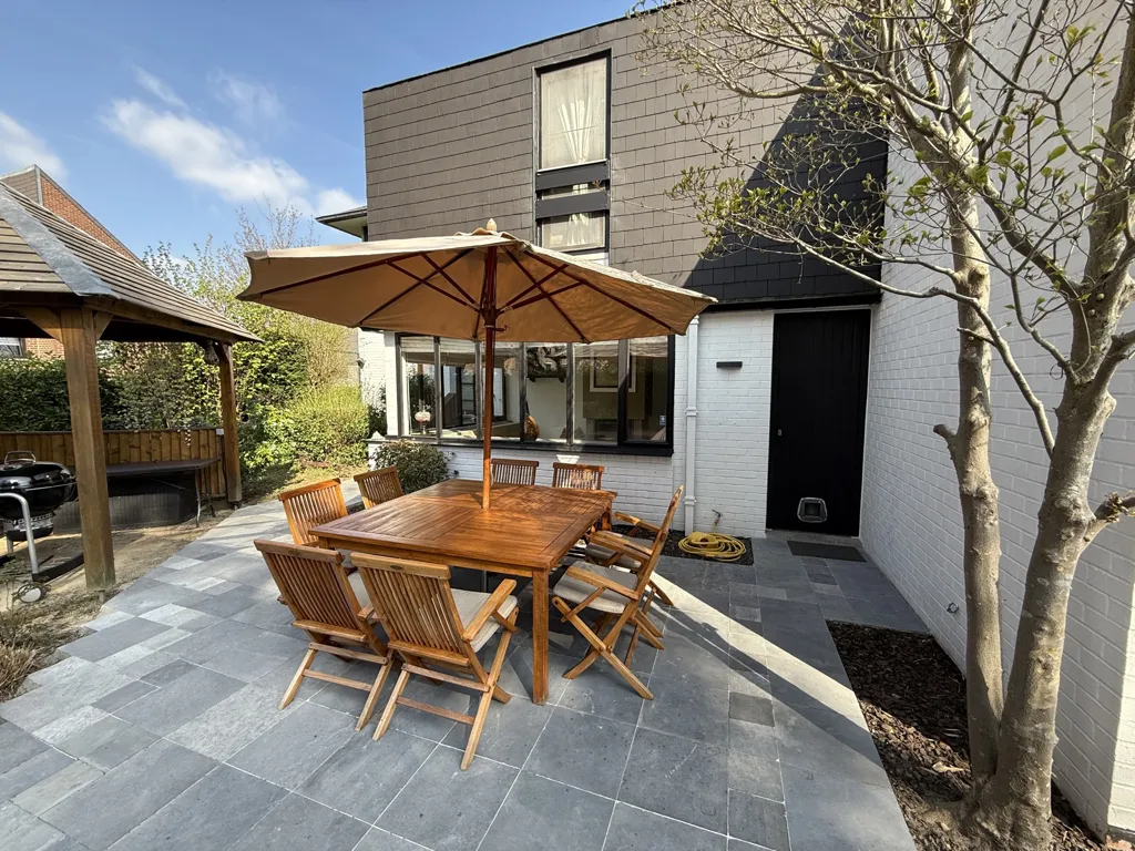 Terrasse - Maison d'Architecte 4 Chambres à Kraainem