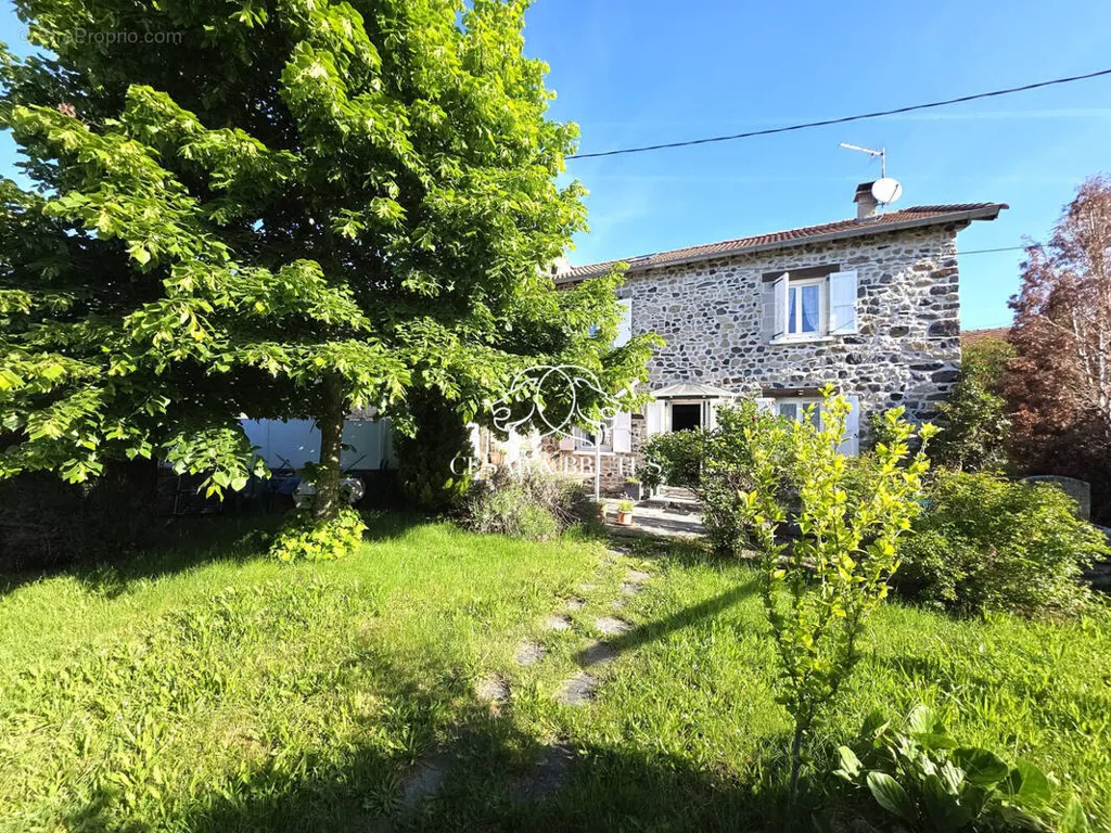 Extérieur - Maison en Pierre avec Jardin à Vorey