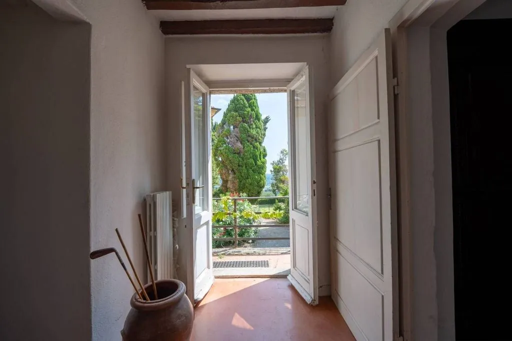 Esik - Napoleonic Villa with Pool in Livorno Hills