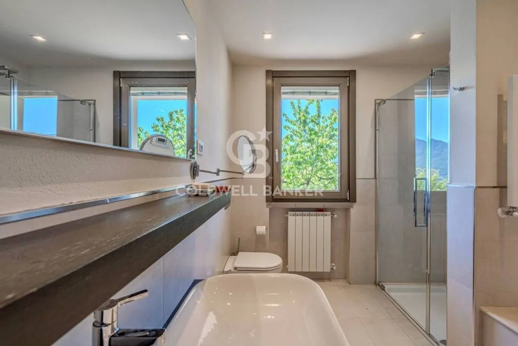 Salles de bain - Panoramic Villa with Private Park in Costa Volpino