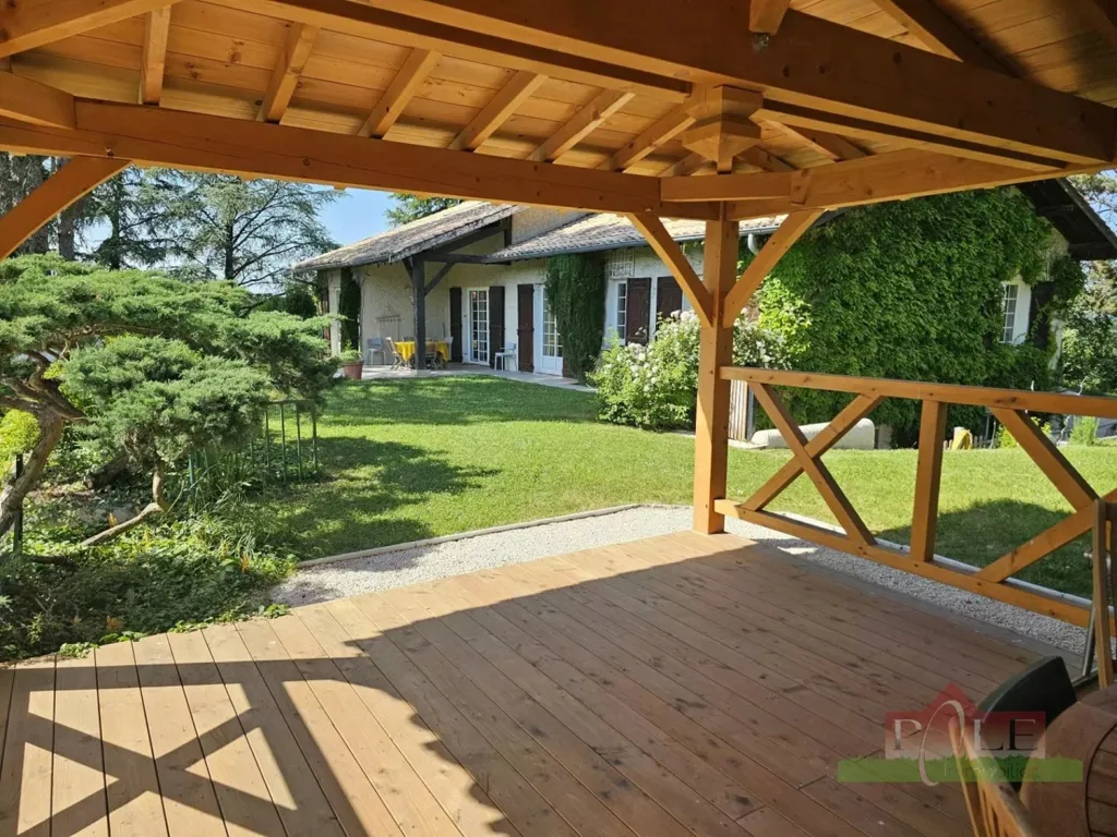 Terrasse - Villa de 9 Pièces avec Piscine à Vienne