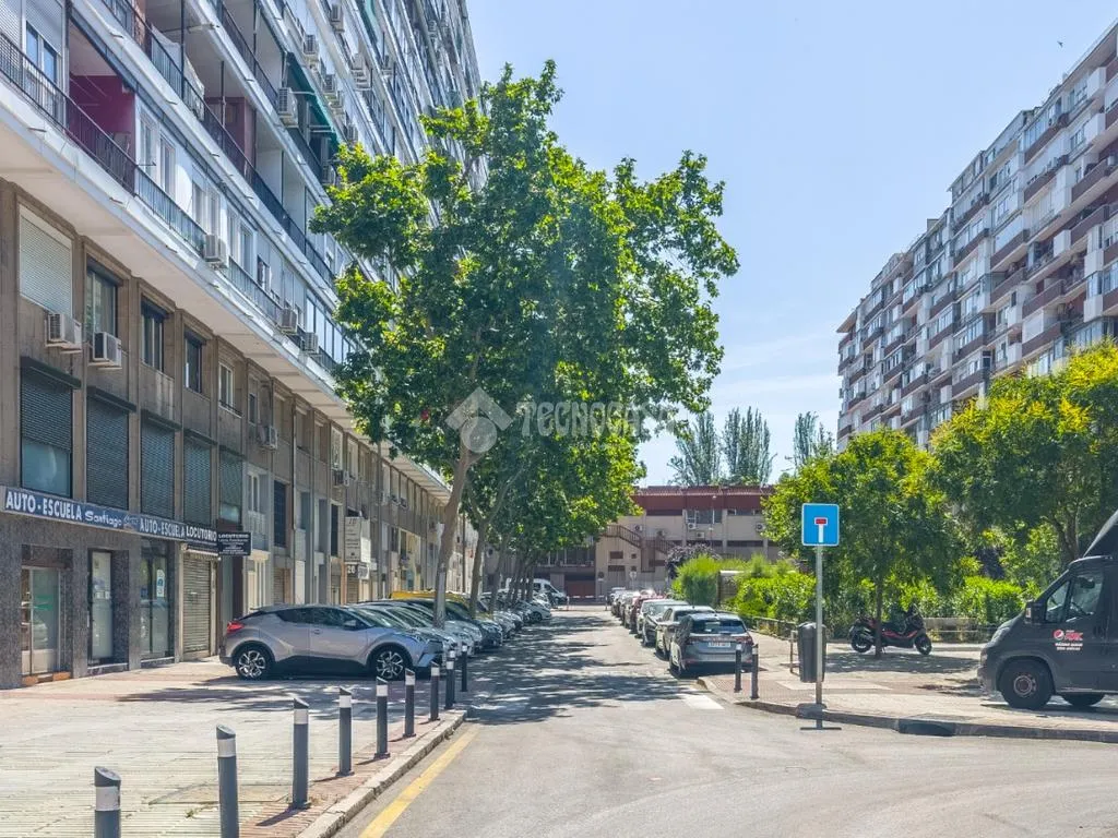 Exterior - Commercial Unit with Two Floors in Madrid