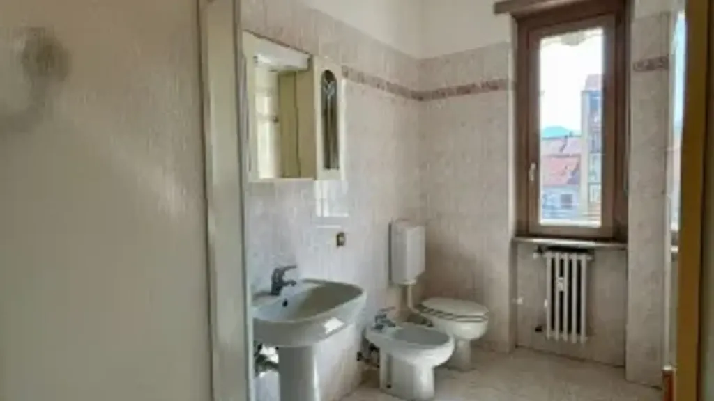 Salles de bain - Modernised 2-Bed Flat with Balcony in Pinerolo