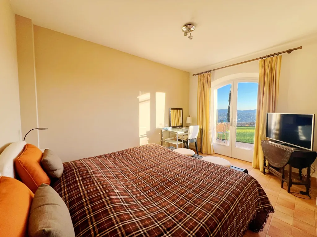 Bedrooms - Luxury Villa with Sea View in Cabris