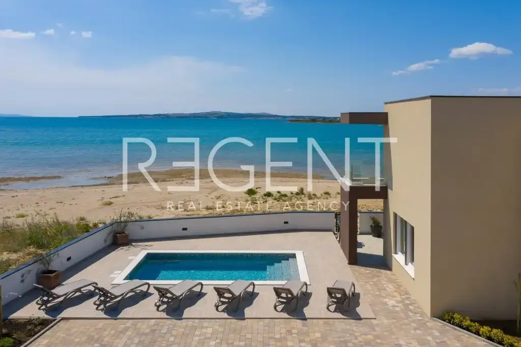 Piscina - Beachfront Villa with Pool near Zadar