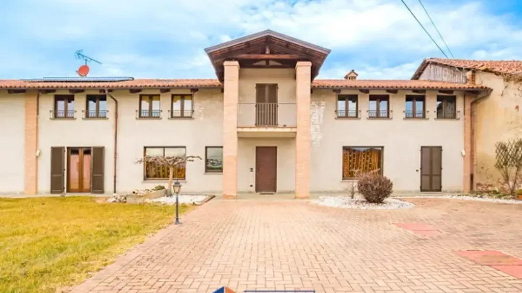 Exterior - Rustic Villa with Private Garden in Genola