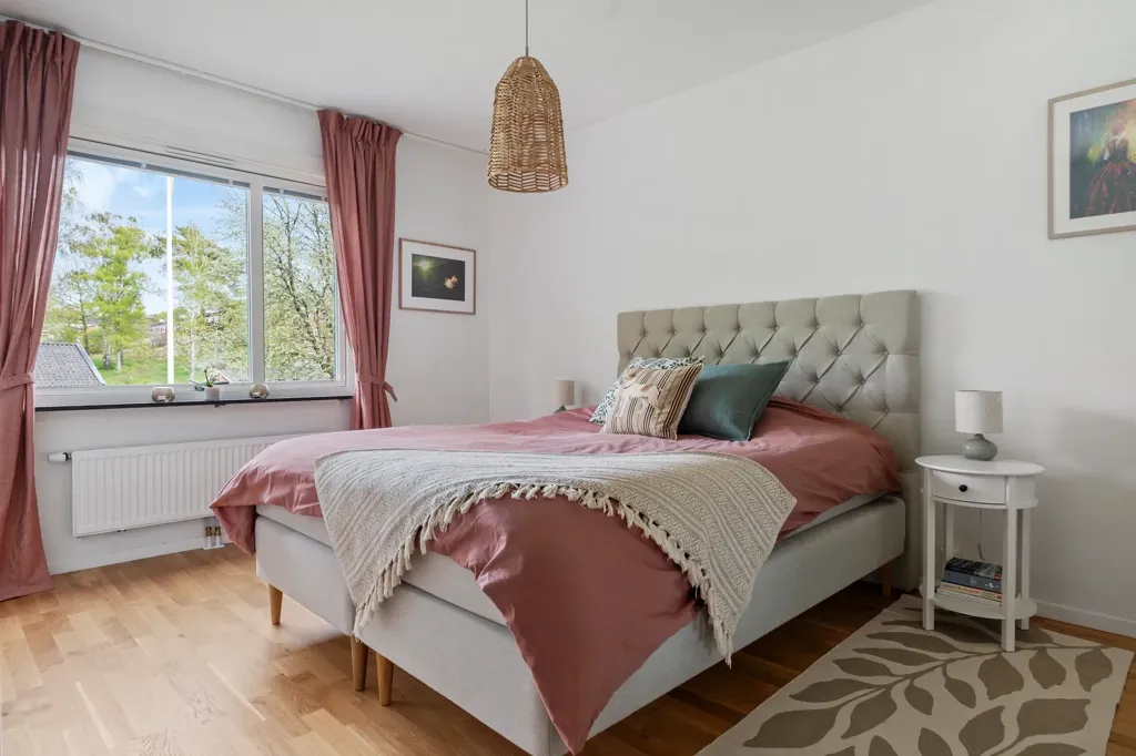 Magamistoad - Spacious 2-Bedroom Apartment with Balcony in Kungsbacka