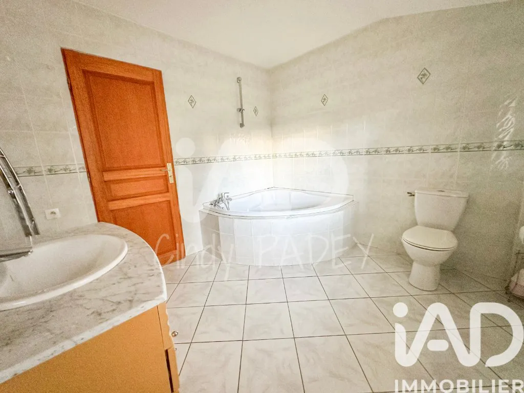 Salles de bain - Maison Rénovée avec Jardin à Faremoutiers