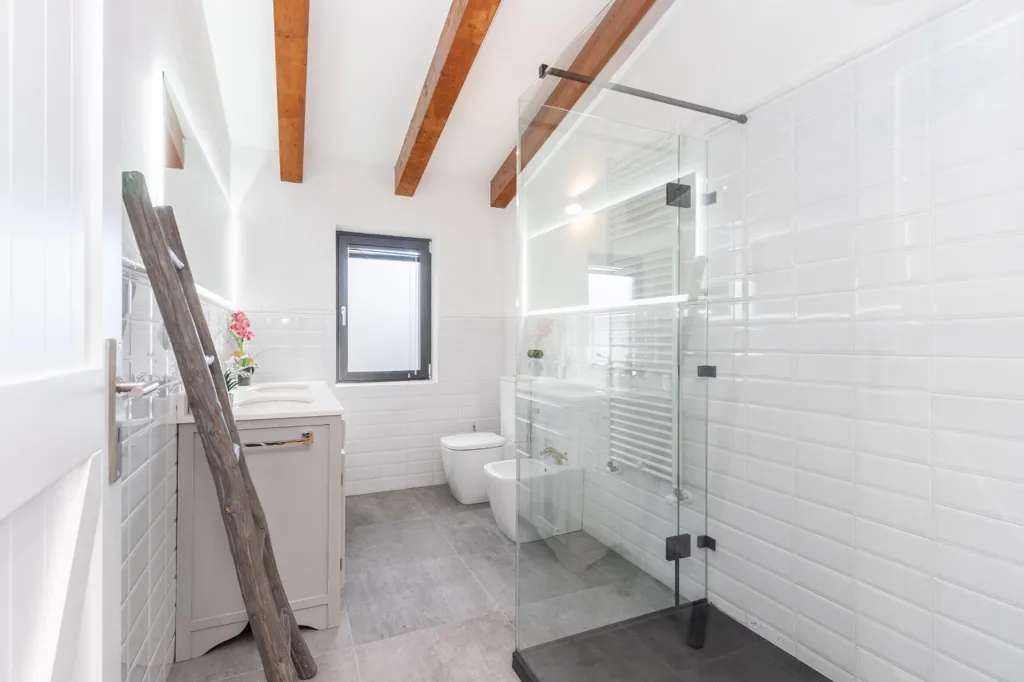 Salles de bain - Restored Chalet with River Walk Access in Lugo