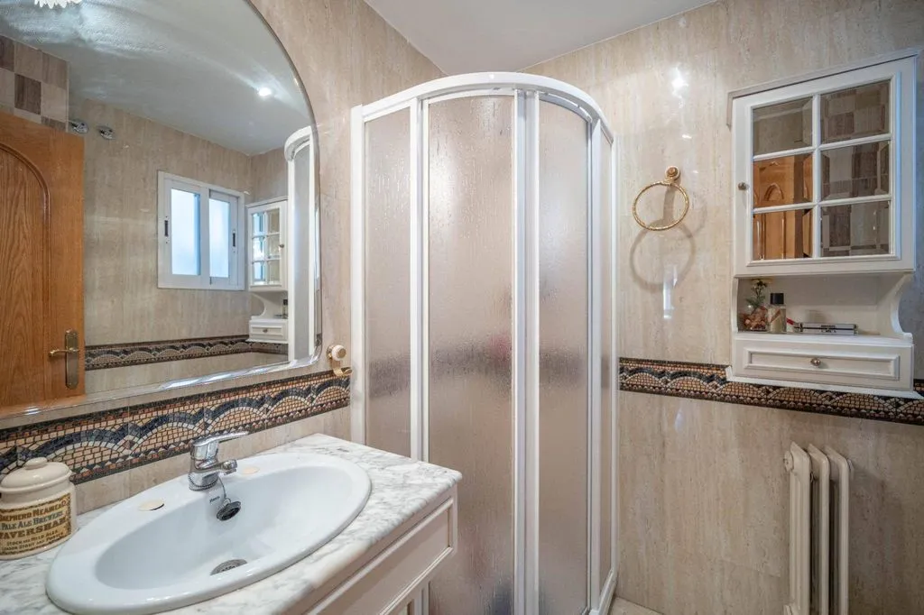Vannitoad - Luxury Flat with Balcony in Gran Capitán, Granada