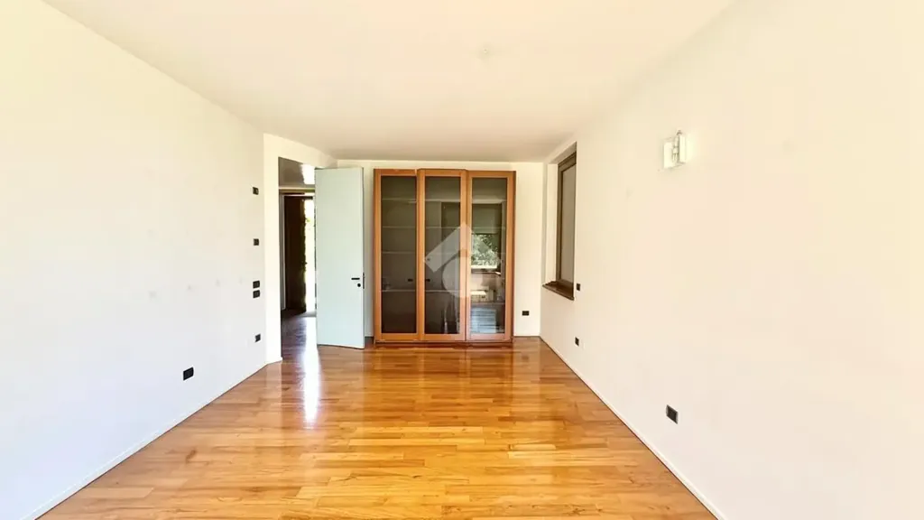 Esik - Villa with Pool Potential in Adro