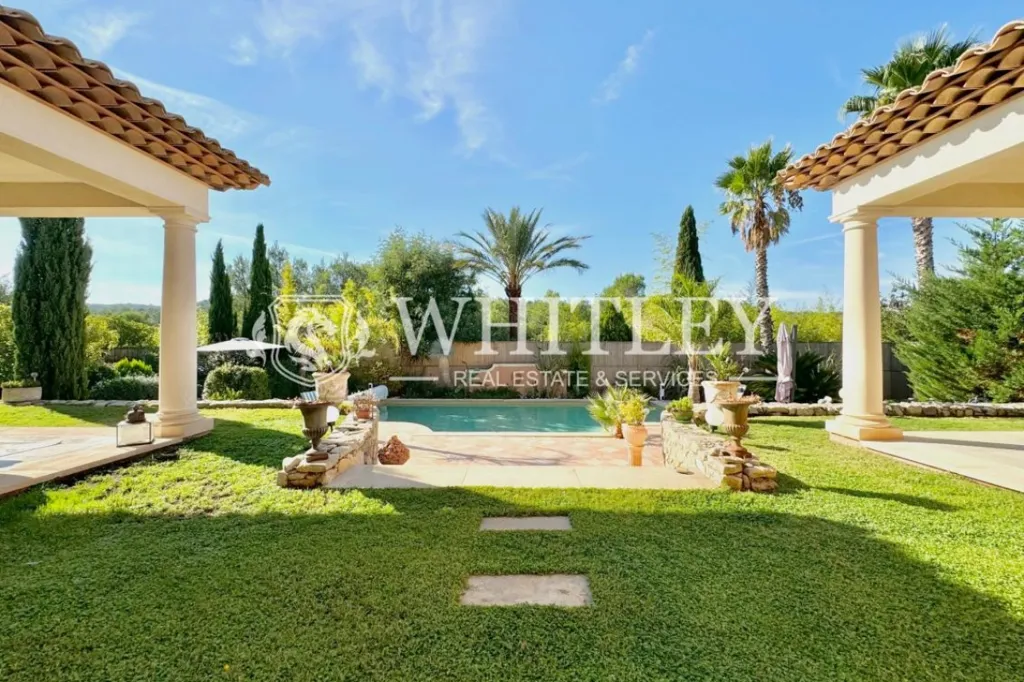 Pool - Luxury Villa with Pool in Saint-Raphaël