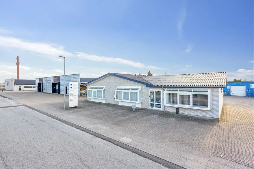 Välivaade - Commercial Properties with Solar Panels on Industrivej