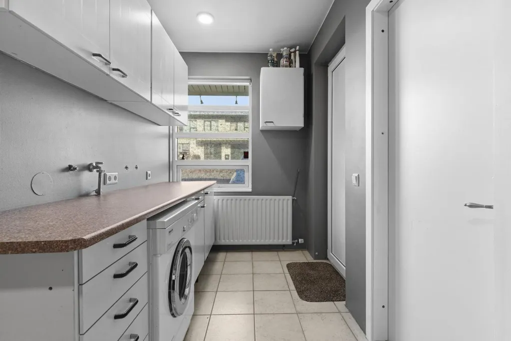 Pesuköök - Three-Storey Apartment with Sea View in Hafnarfjörður