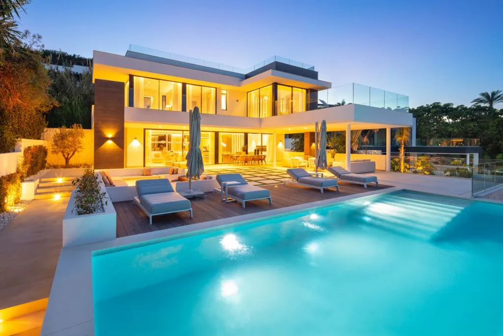 Piscine - Luxury Villa with Infinity Pool in Nueva Andalucia