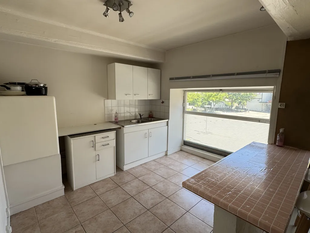 Cucina - Typical 3-Bed Flat with Theatre View in Croix Rousse