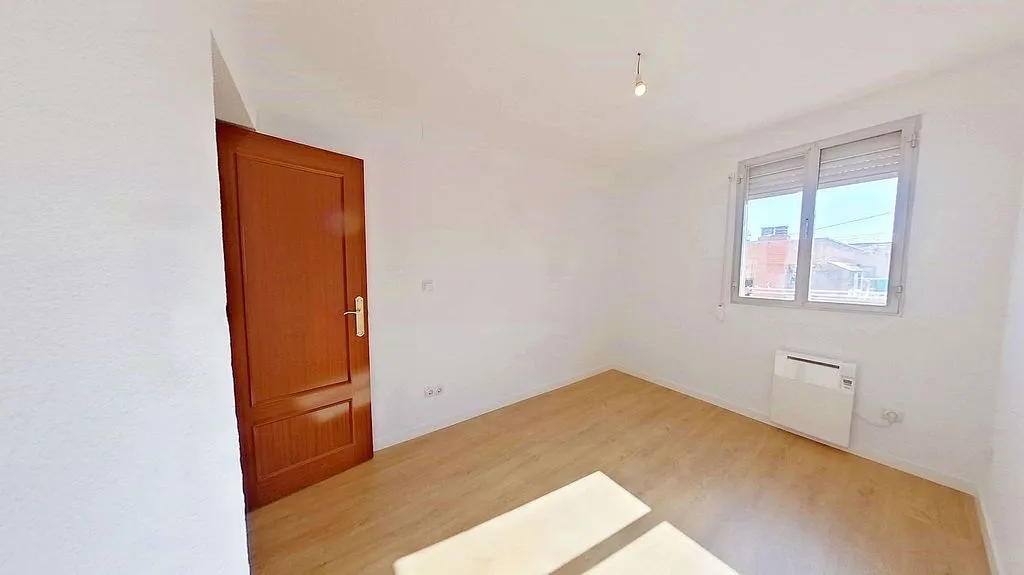 Toad - Three-Bedroom Flat with Ascensor in Puente de Vallecas