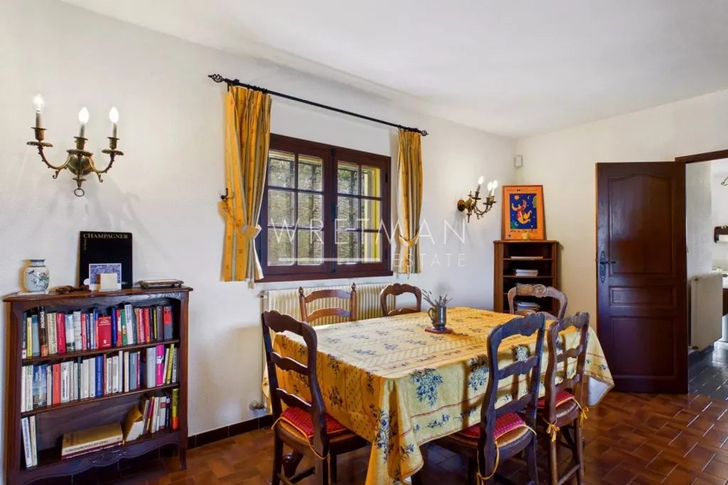 Salle à manger - Maison avec Vue sur la Campagne à Tourtour