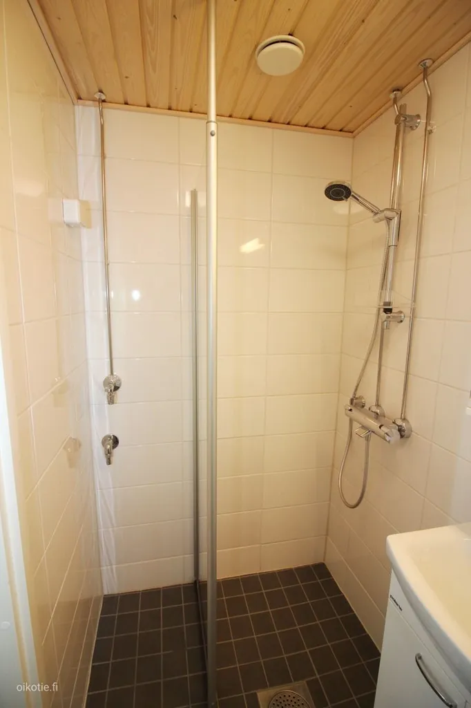 Salles de bain - Renovated Studio with Balcony in Pori Centre