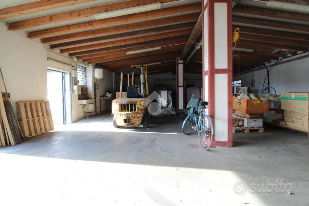 Garage - Industrial Complex with Exhibition Space near Brescia