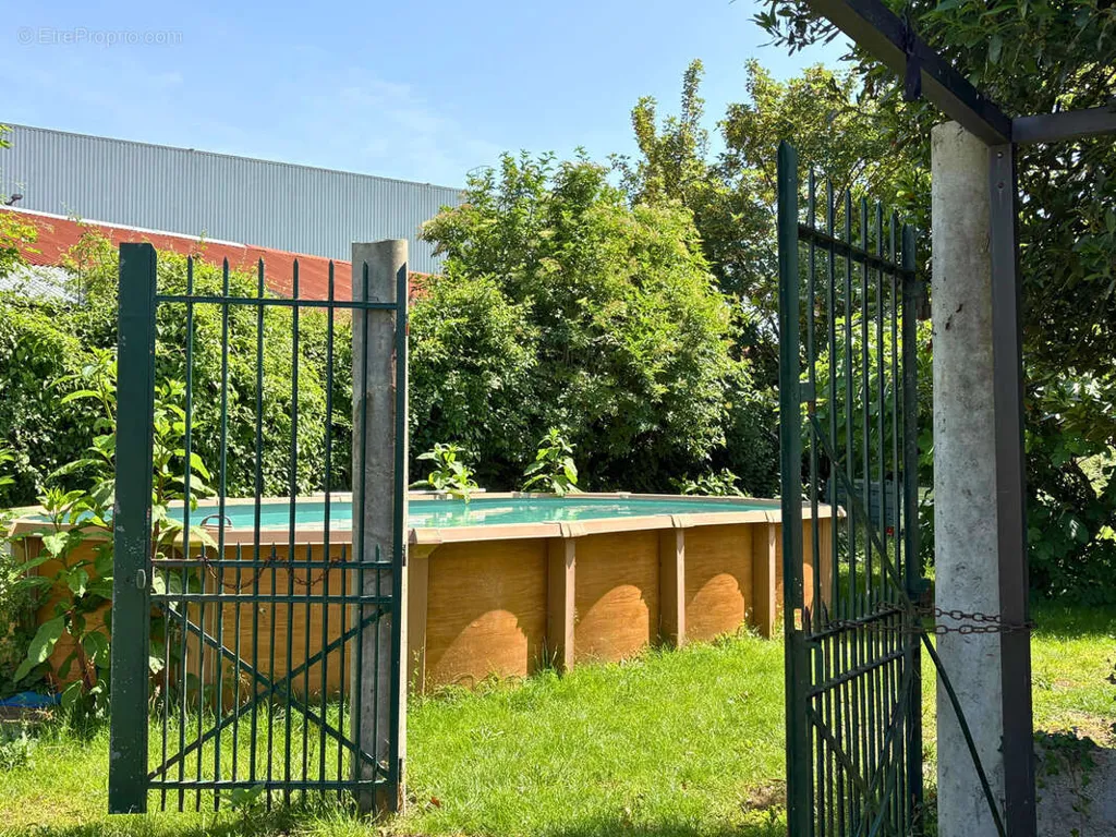 Piscine - Maison familiale avec piscine et jardin à Cognac