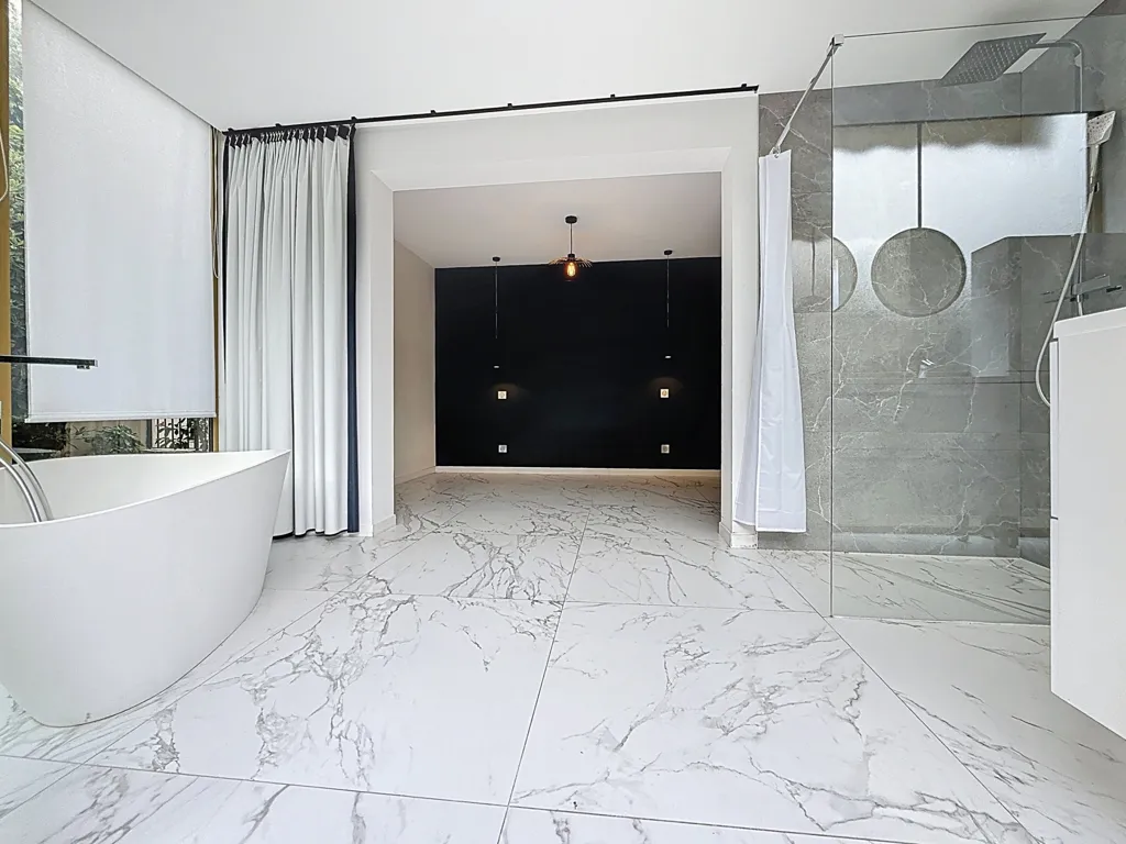 Bathrooms - 3-Piece Apartment with Sea View in Le Cannet