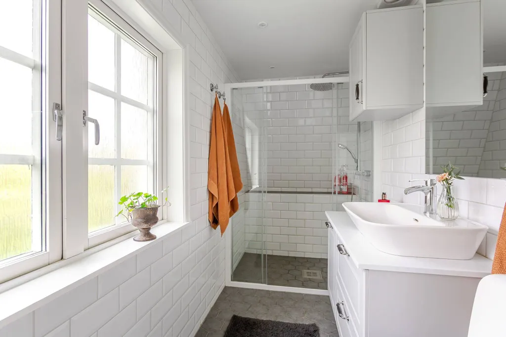 Vannitoad - Charming Red Cottage with Garage in Jönköping
