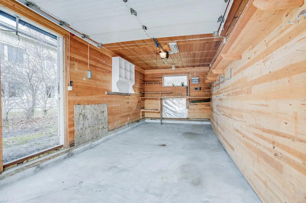 Garage - Two-Unit House with Central Location in Vännäs