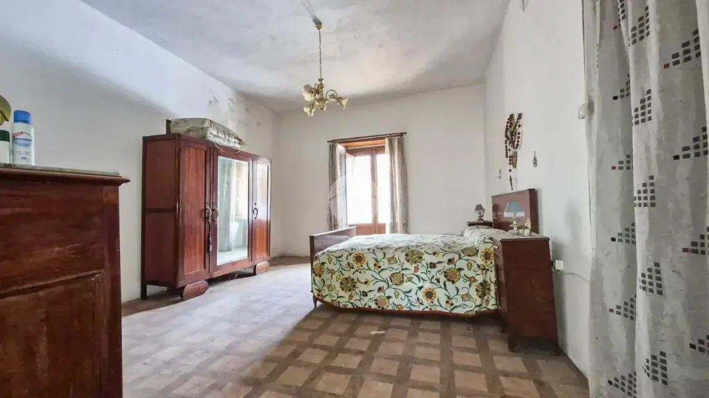 Chambres - Quadrilocale with Three Entrances in Paola