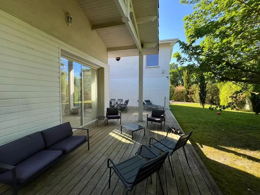Terrasse - Maison de Luxe avec Piscine à Pessac