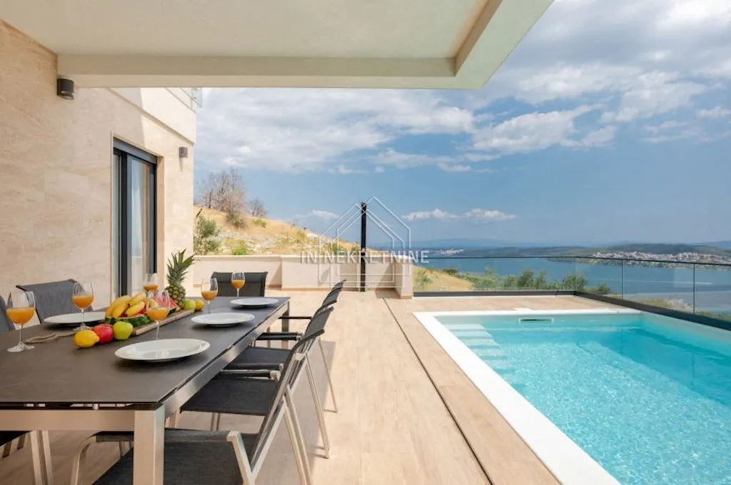 Piscine - Luxury Villa with Pool and Sea View