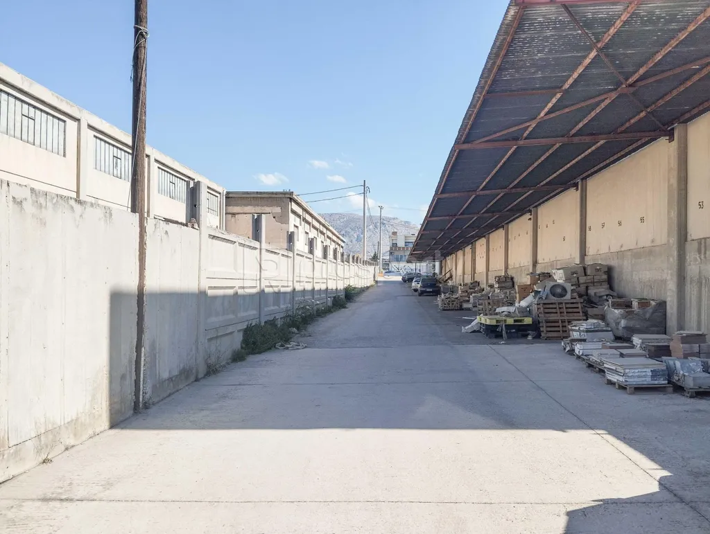 Välivaade - Industrial Building with Loading Ramps in Aspropyrgos