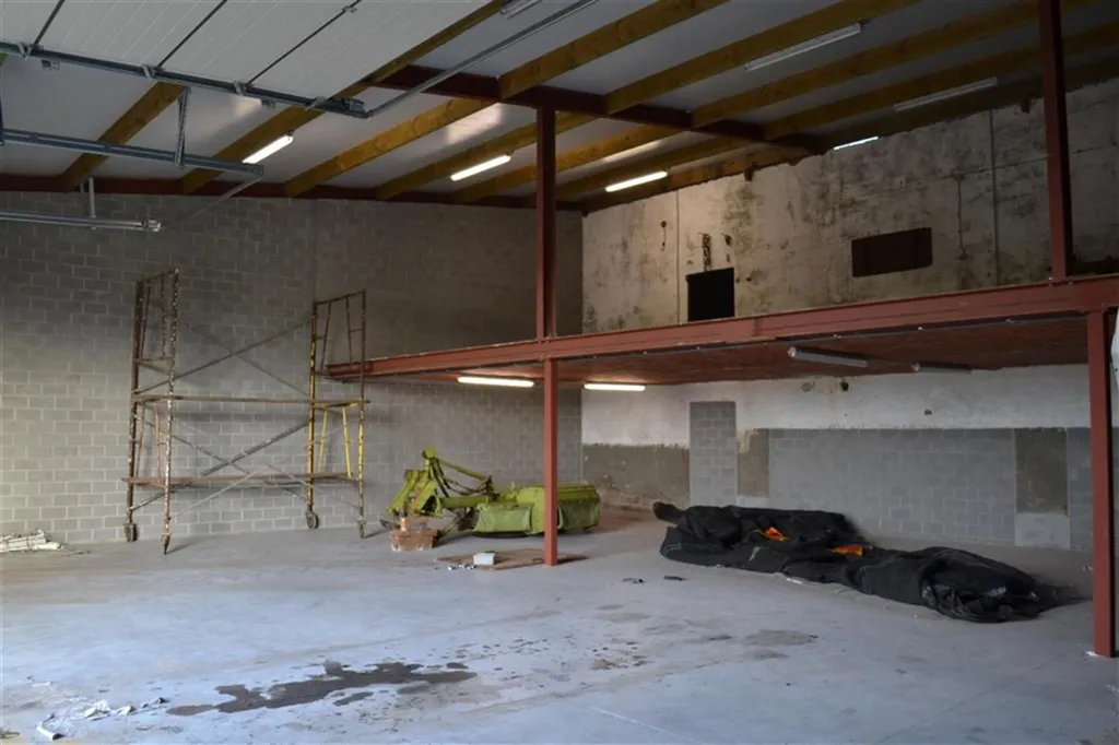 Pièces - Magasin/Entrepôt avec 3 Portes à Bruxelles
