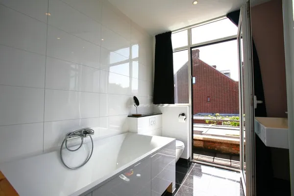 Salles de bain - Charming Corner Apartment with Balconies in The Hague