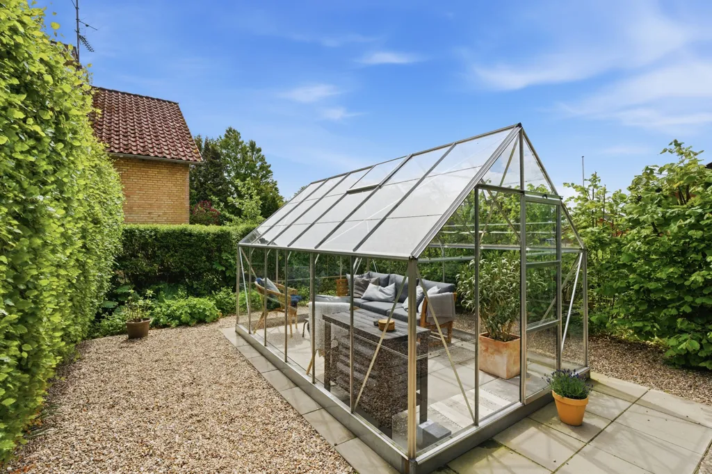 Jardin - Red Brick Villa with Garden in Øsby