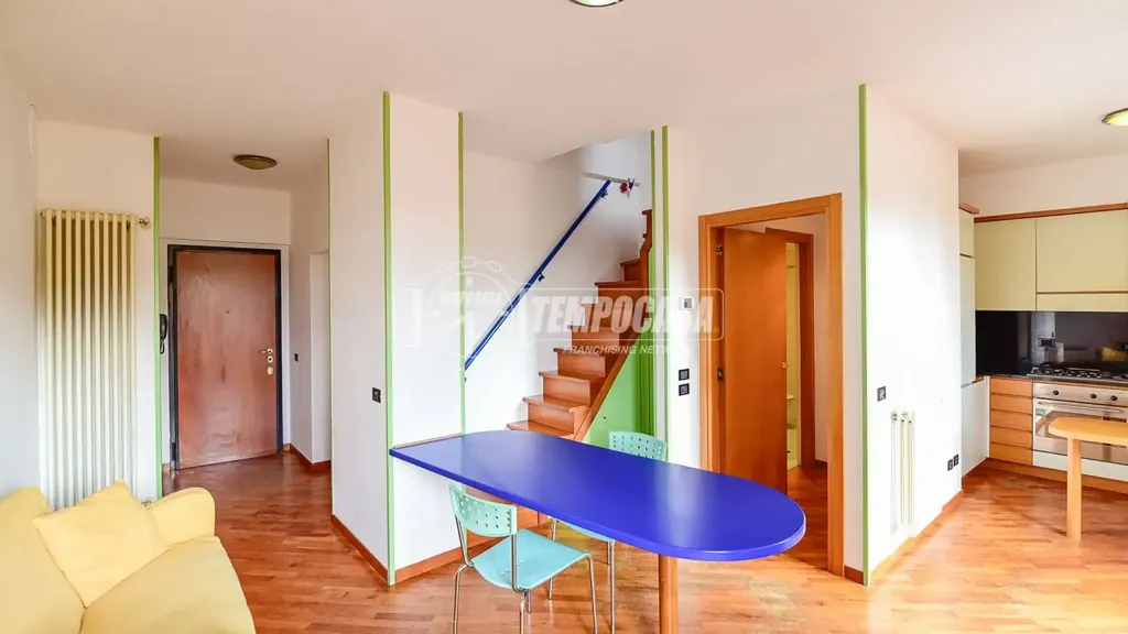 Elutuba - Two-Level Apartment with Balcony in Cantù