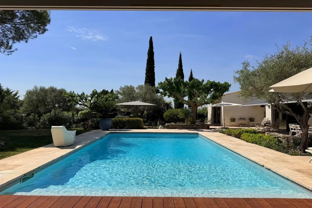 Piscina - Architectural Villa with Pool in Uzès