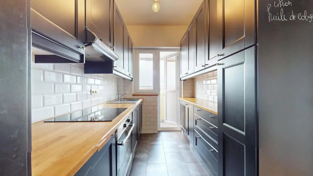 Kitchen - 2-Bed Apartment with Park View in Woluwe-Saint-Pierre