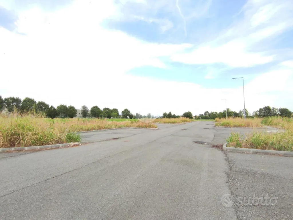 Jardin - Industrial Plot with Highway Access in Coccaglio