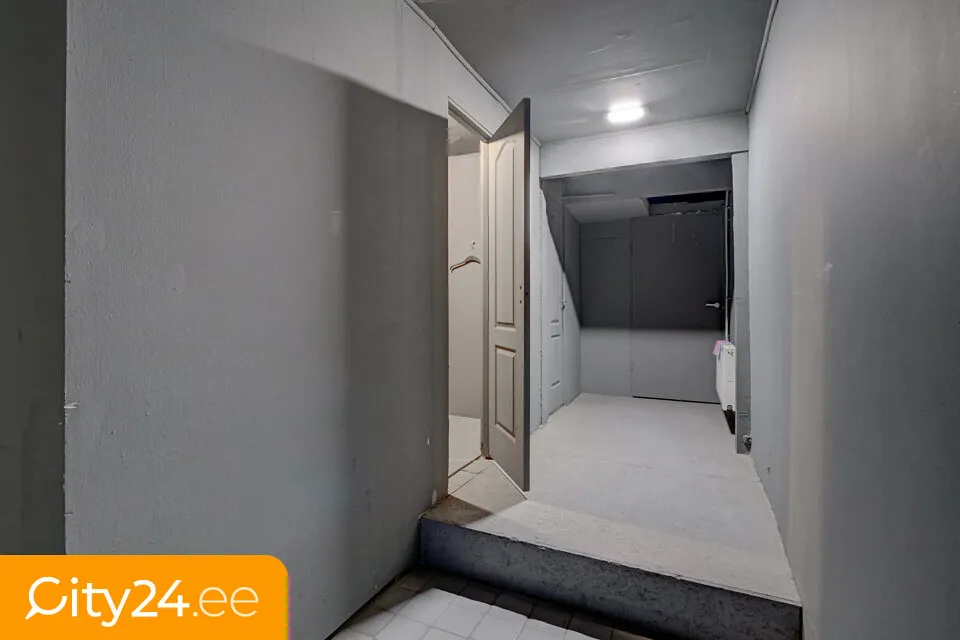 Esik - Warehouse/Shop Space with 3 Floors in VEF District