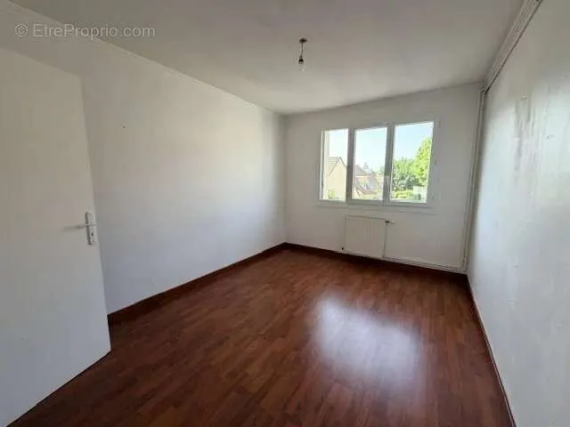 Toad - Apartment with Garage and Large Cellar in Gravigny