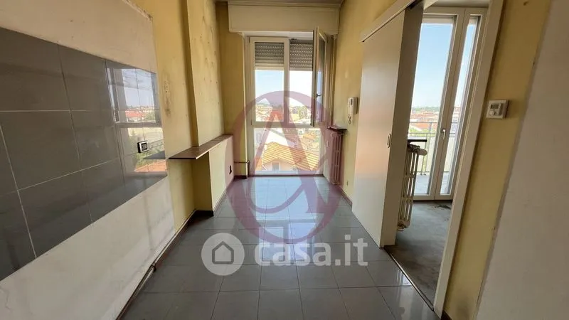 Entrée - Bright Trilocale with Box in Cassano Magnago