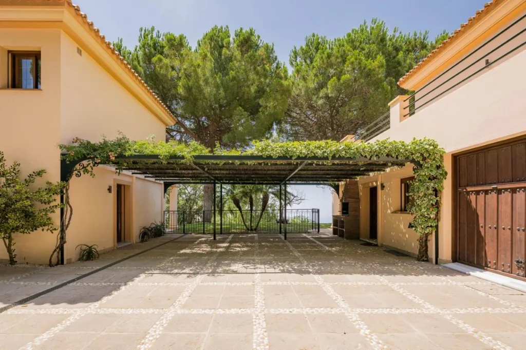 Välivaade - Mediterranean Villa with Private Helipad in Ojén