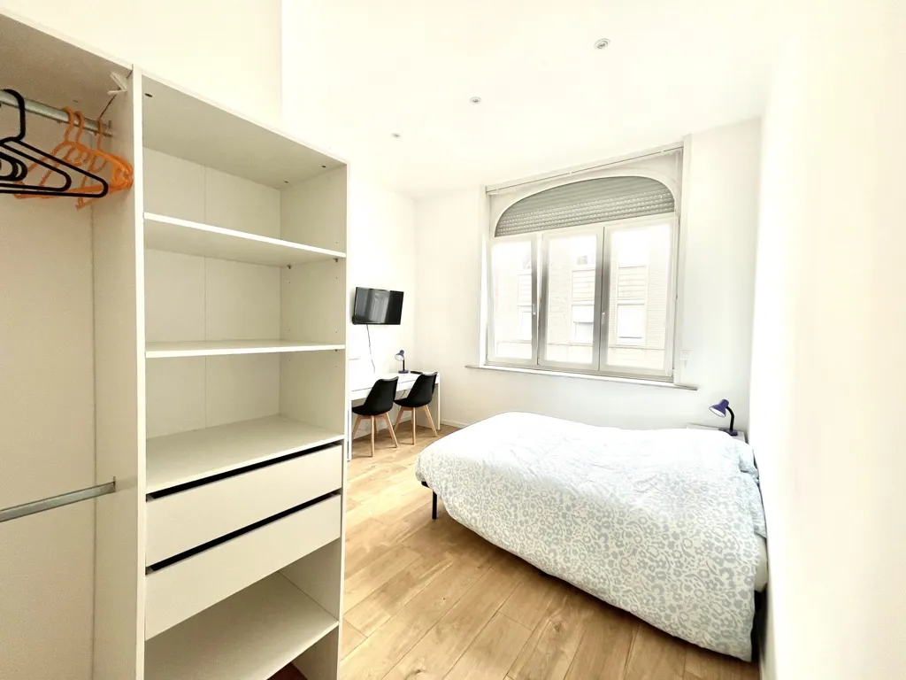 Chambres - Appartement Meublé 7 Pièces avec Hauteurs sous Plafond à Lille