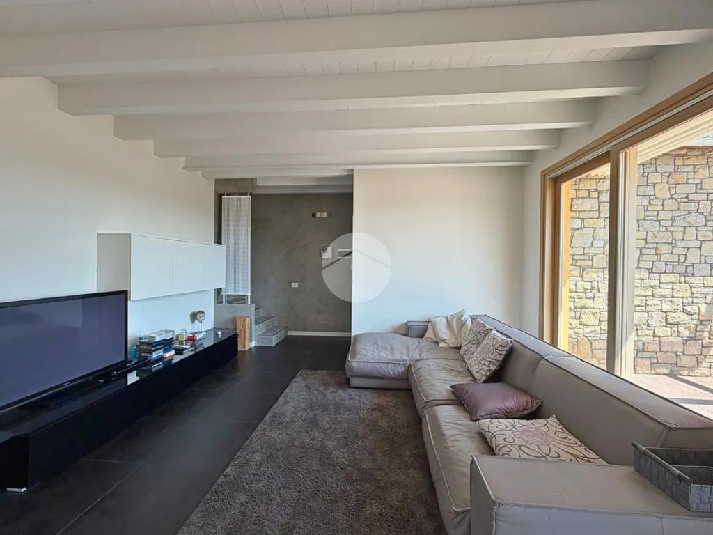 Séjour - Refined Two-Level Apartment with Lake View in Sarnico