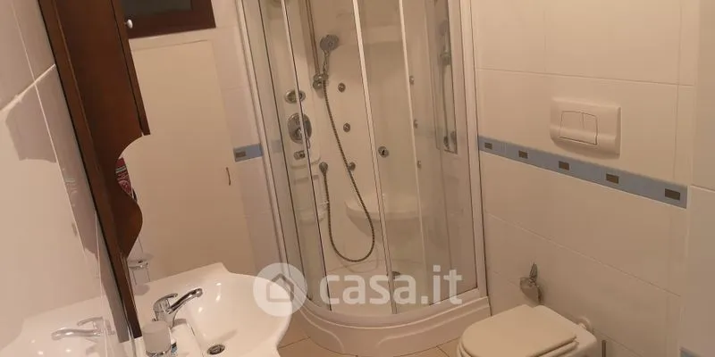 Bagni - Appartamento al piano seminterrato con veranda a Ragusa