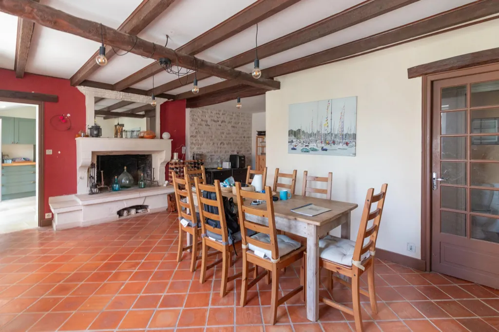 Salle à manger - Maison en Pierre avec Piscine en Périphérie de Jarnac
